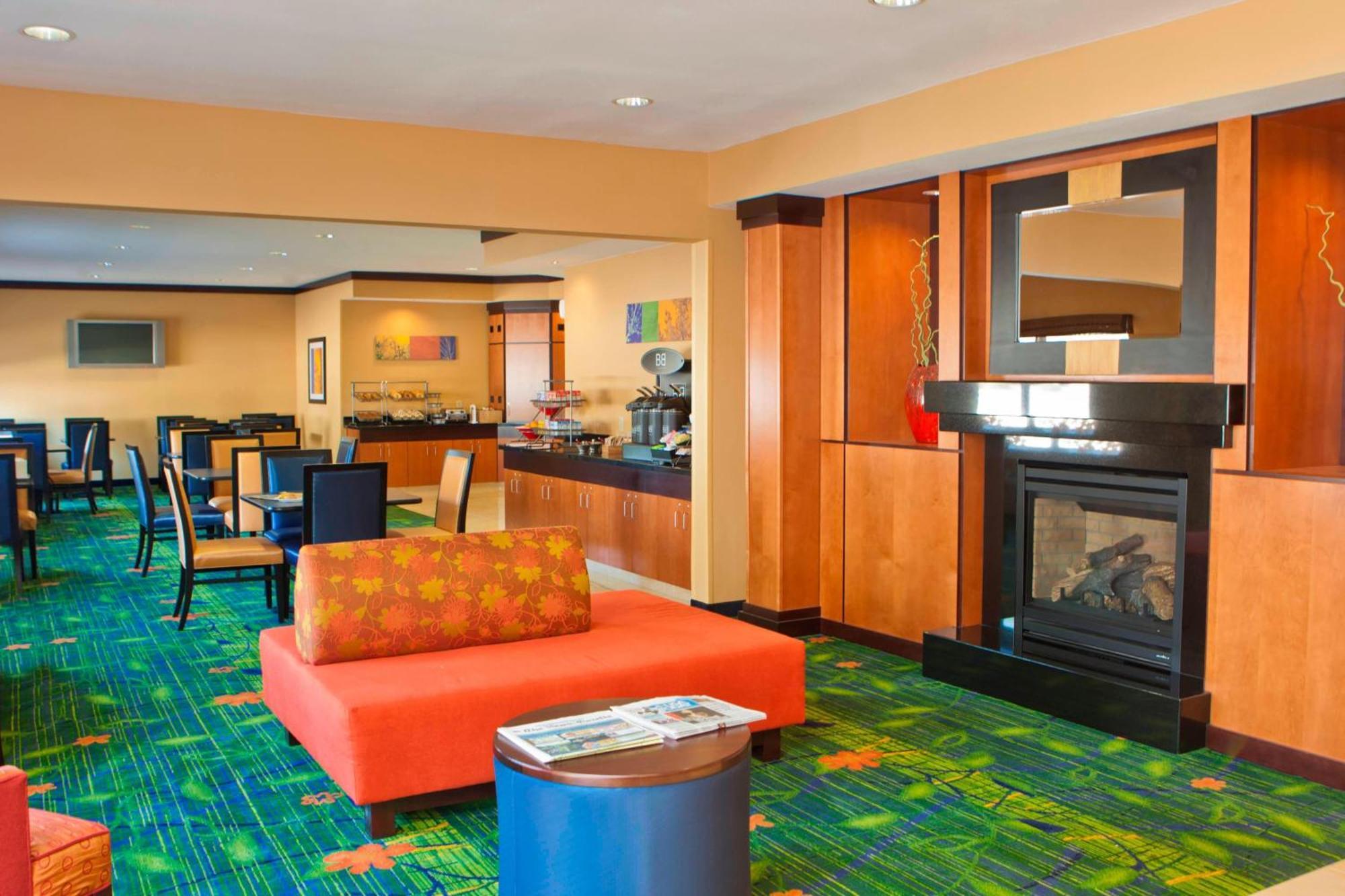 Fairfield Inn & Suites By Marriott Шампейн Ресторан фото